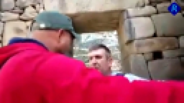Подборка В Перу турист порвал украинцу футболку с оскорблением Путина.