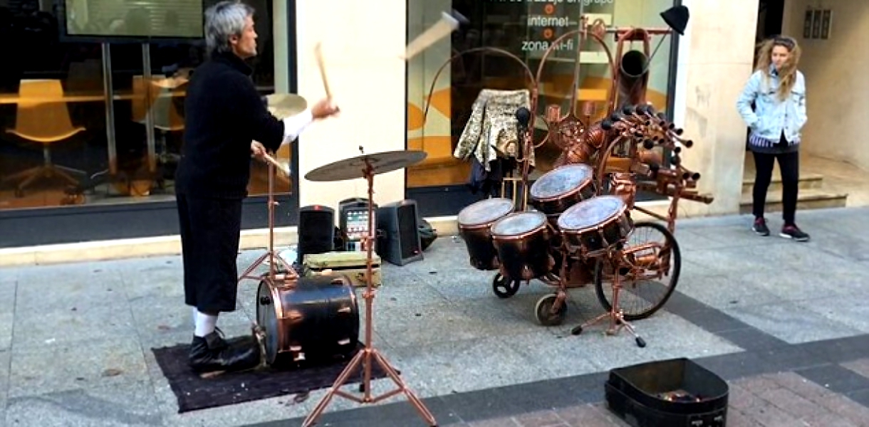 Уличный барабанщик забавно и очень необычно